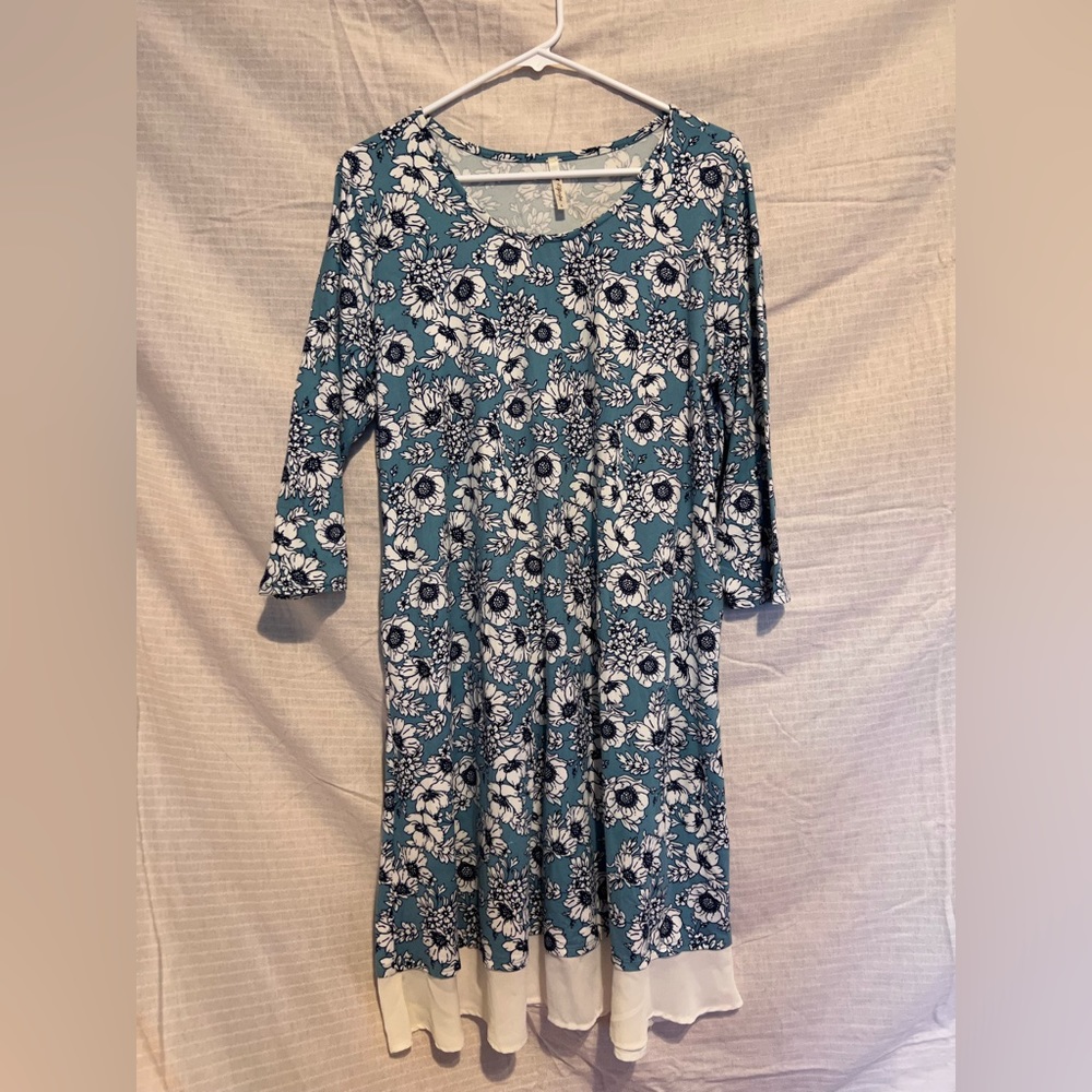large light and dark blue floral dress. quarter sleeve dress. Floral dress